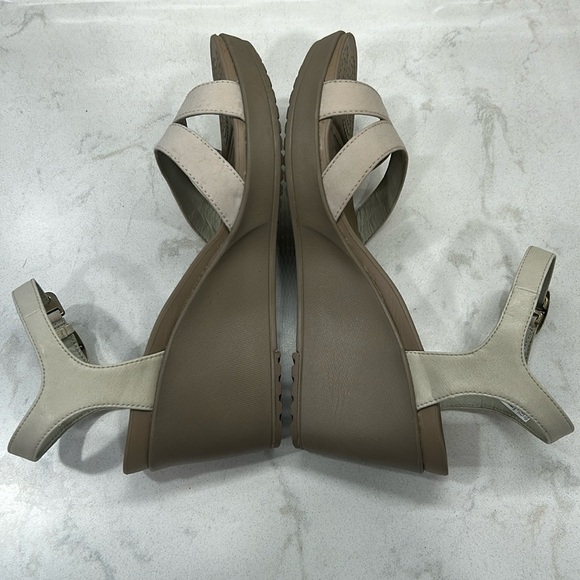 Crocs Womens Leigh II Ankle Strap Wedge Sandals Size 10 Light Beige - Picture 7 of 16
